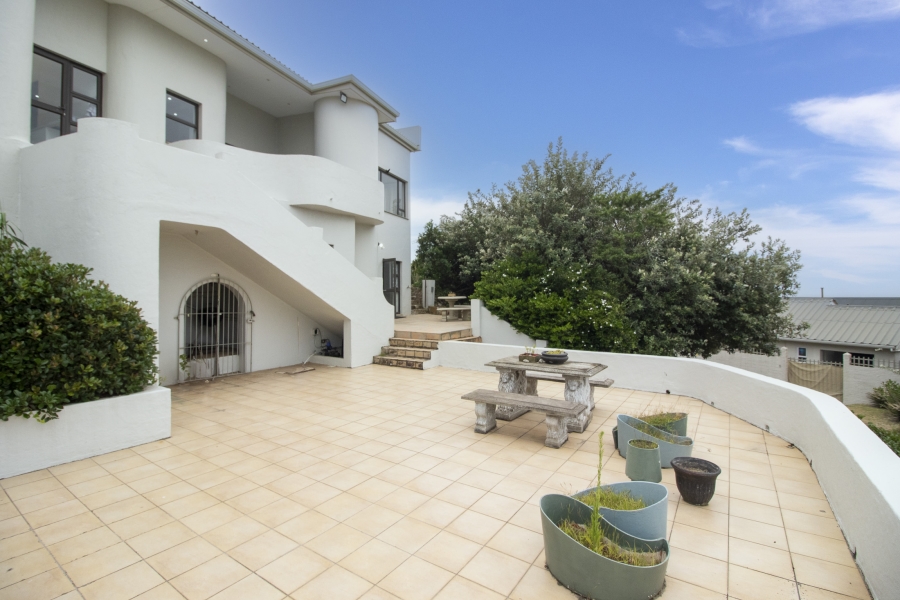 6 Bedroom Property for Sale in West Beach Eastern Cape